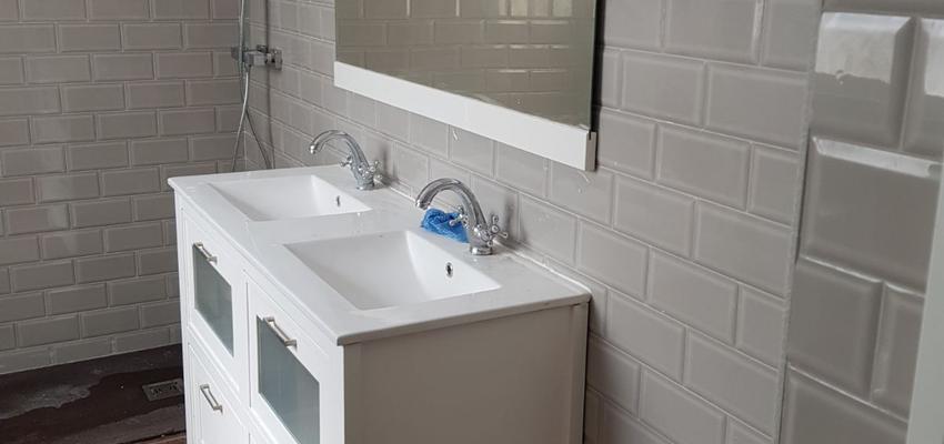 Baño Estilo vintage Color rojo, amarillo, turquesa  diseñado por SOLUCION GESTION Y DESARROLLO DE OBRAS | Gremio 