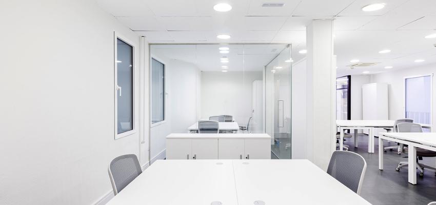 Oficina Estilo moderno Color blanco, gris, gris  diseñado por Estela Polar | Arquitecto 
