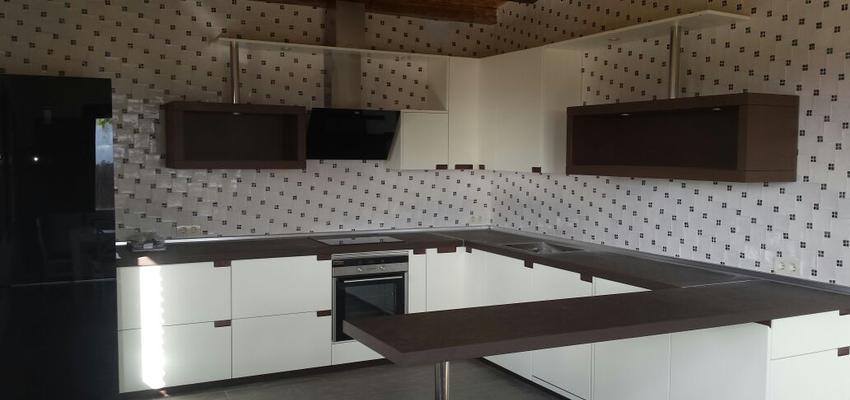 Cocina Estilo contemporaneo Color marron, blanco, gris, negro  diseñado por Roberto Casero Sánchez | Gremio | Copyright cocina