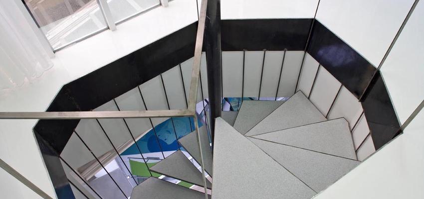 Escalera Estilo moderno Color plateado  diseñado por GRUPO CONERYS | Gremio | Copyright Si