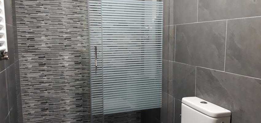 Baño Estilo contemporaneo Color blanco, gris  diseñado por NyT Reformas | Gremio 