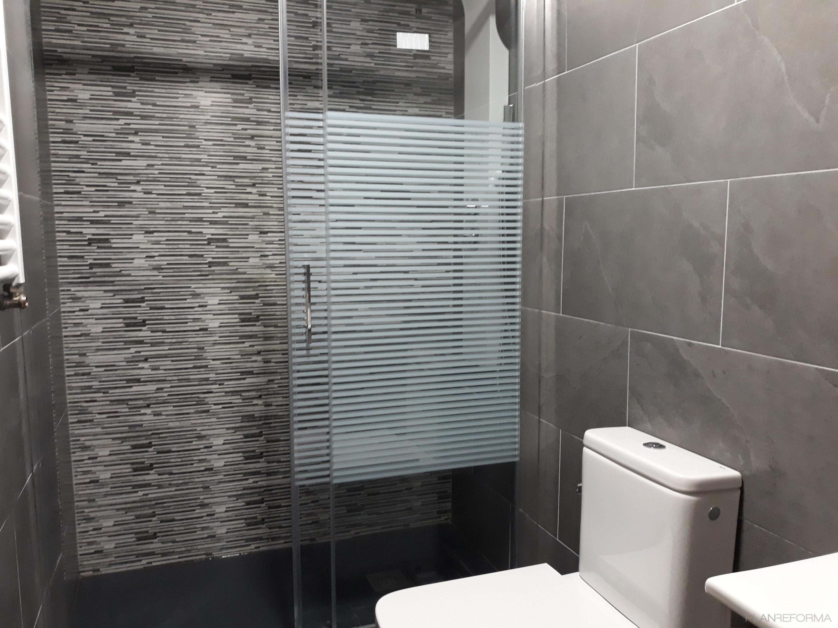Baño Estilo contemporaneo Color blanco, gris  diseñado por NyT Reformas | Gremio 