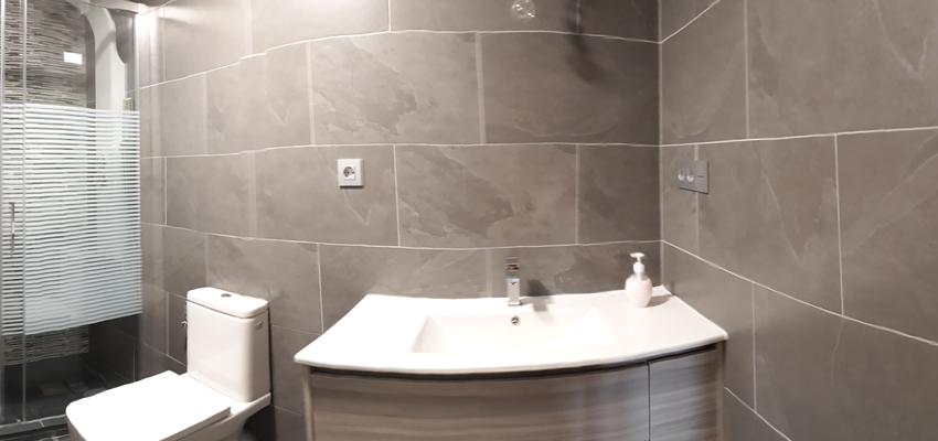 Baño Estilo contemporaneo Color marron, blanco, gris  diseñado por NyT Reformas | Gremio 