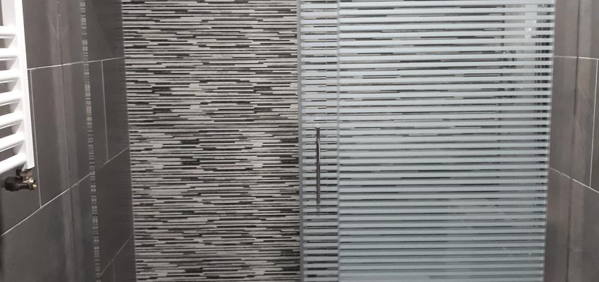 Baño Estilo contemporaneo Color marron, gris, gris  diseñado por NyT Reformas | Gremio 