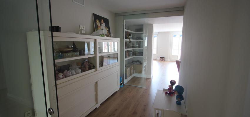 Pasillo, Sala de juegos, Salon style moderno color marron, blanco, gris  diseñado por REINTERIORES | Arquitecto 