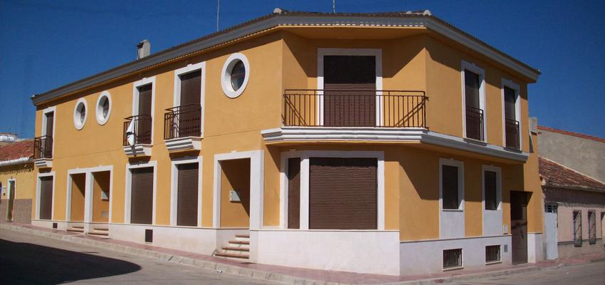 Exterior style tradicional color ocre, amarillo  diseñado por Passiv Studio | Arquitecto | Copyright Passiv Studio S.L.