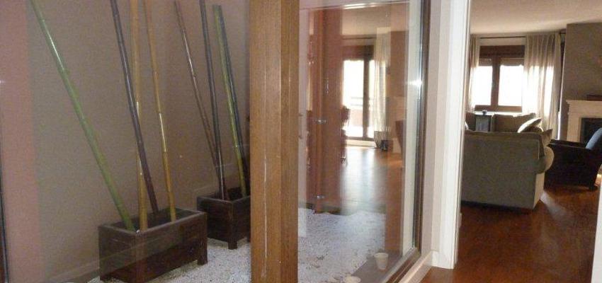 Recibidor style contemporaneo color marron  diseñado por concepcion ibañez rodriguez | Interiorista | Copyright patio interior en el recibidor de la vivienda .Mas luz y un efecto ornamental sorprendente