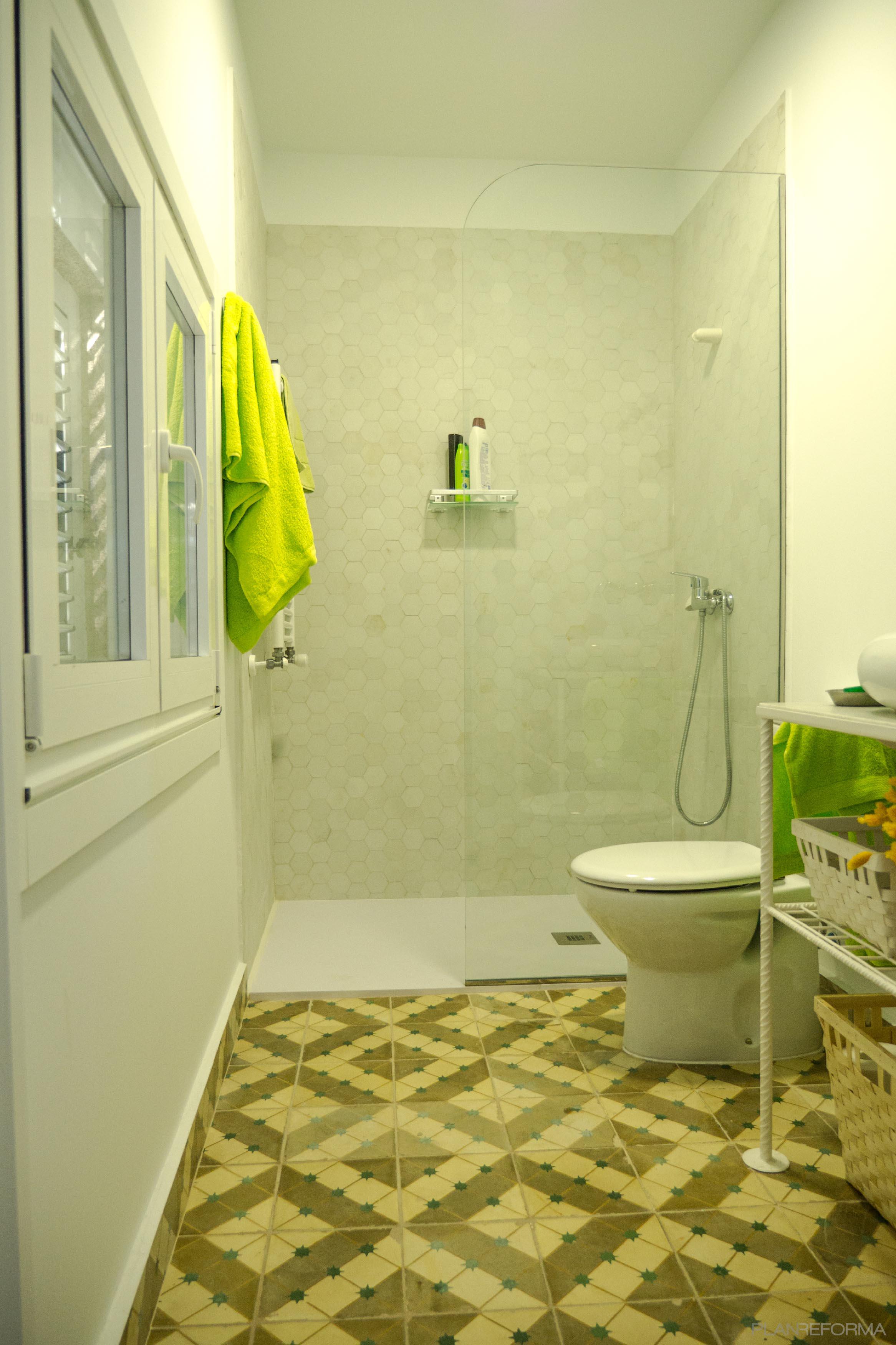 Baño style contemporaneo color marron, amarillo, verde  diseñado por Enrique Gil | Arquitecto 
