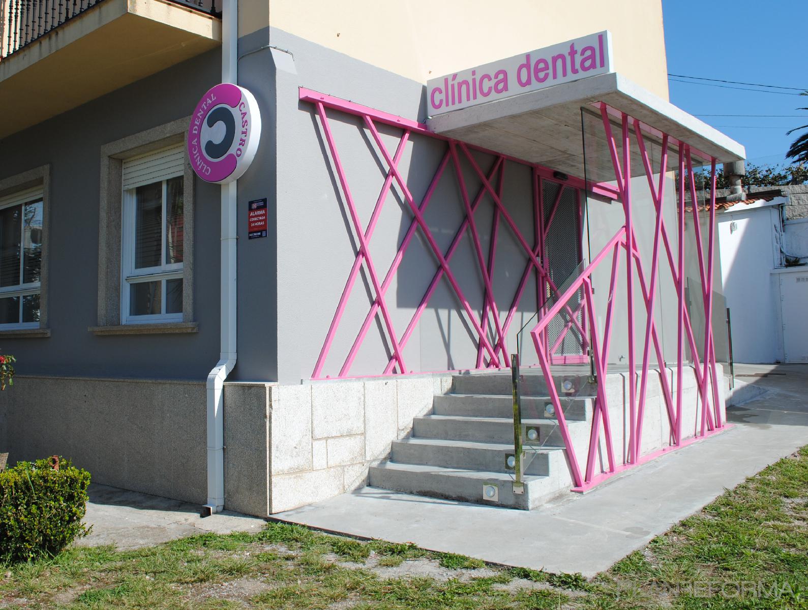 Exterior style contemporaneo color rosa, blanco, gris  diseñado por Enrique Gil | Arquitecto 