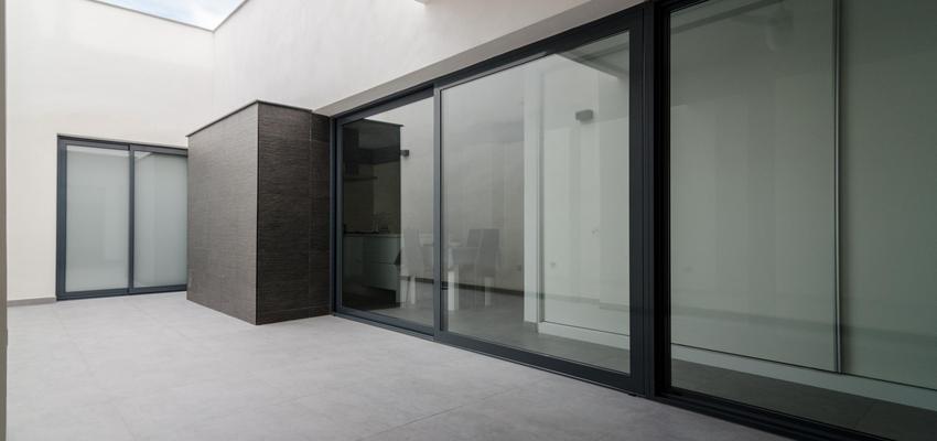 Patio Estilo moderno Color blanco, negro  diseñado por 29 VINT-I-NOU ARQUITECTURA | Arquitecto 
