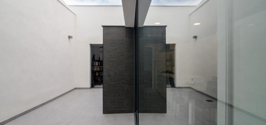 Patio Estilo moderno Color blanco, negro  diseñado por 29 VINT-I-NOU ARQUITECTURA | Arquitecto 