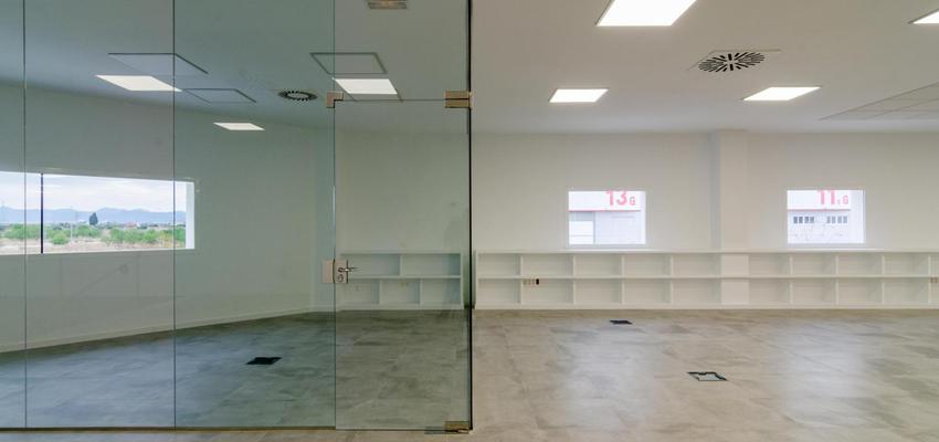 Oficina Estilo moderno Color blanco  diseñado por 29 VINT-I-NOU ARQUITECTURA | Arquitecto 