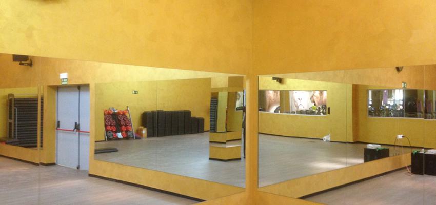 Gimnasio Estilo moderno Color ocre, amarillo, amarillo  diseñado por Pinturas Cobalto | Gremio | Copyright Pinturas Cobalto