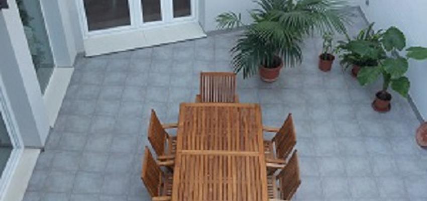 Patio Estilo moderno Color blanco, gris, bronce  diseñado por Clara Cabrera Arquitecta | Arquitecto 