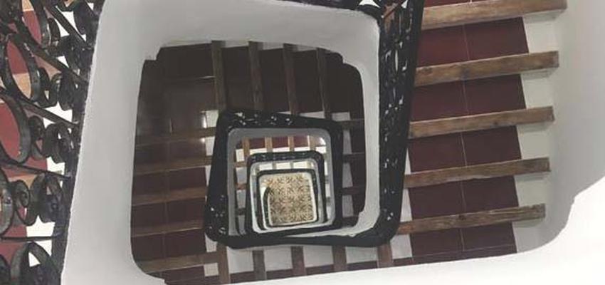 Escalera Estilo clasico Color rojo, blanco, negro  diseñado por Clara Cabrera Arquitecta | Arquitecto 