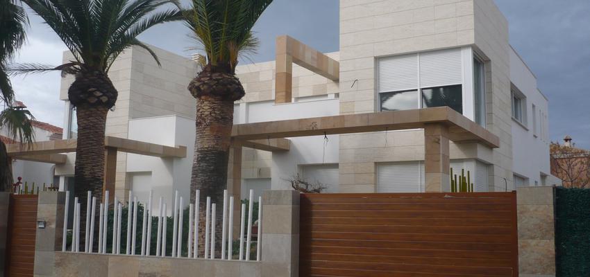 Terraza, Porche, Exterior Estilo moderno Color beige, marron, blanco  diseñado por Clara Cabrera Arquitecta | Arquitecto 