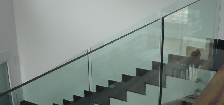 Estudio, Escalera Estilo moderno Color marron, blanco, negro  diseñado por Clara Cabrera Arquitecta | Arquitecto 