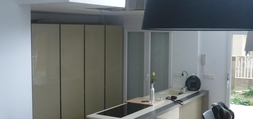 Comedor, Cocina, Salon Estilo moderno Color beige, marron, negro  diseñado por Clara Cabrera Arquitecta | Arquitecto 