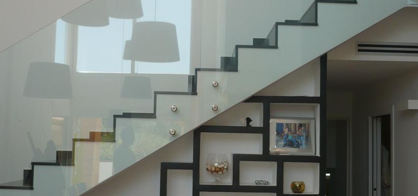 Salon, Escalera Estilo moderno Color blanco, negro  diseñado por Clara Cabrera Arquitecta | Arquitecto 