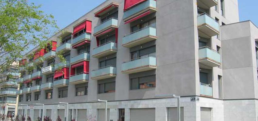 Balcon, Exterior, Jardin Estilo contemporaneo Color rojo, gris, plateado  diseñado por Simón Casas | Arquitecto | Copyright Sinaclo
