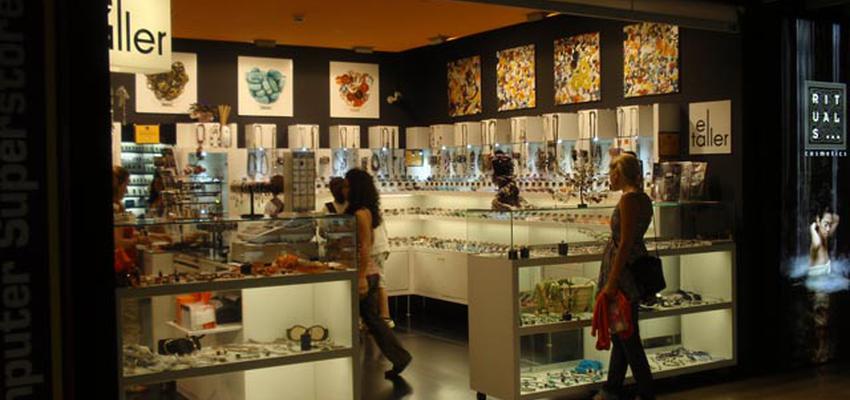 Tienda Estilo contemporaneo Color ocre, blanco, dorado  diseñado por Simón Casas | Arquitecto | Copyright Simón Casas