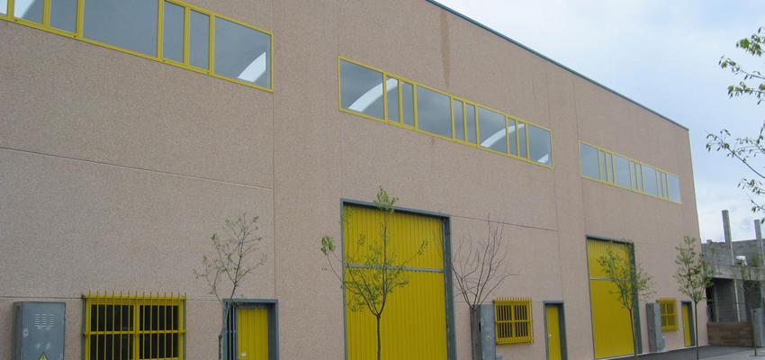 Garaje, Exterior, Oficina Estilo eclectico Color beige, gris, dorado  diseñado por Simón Casas | Arquitecto | Copyright Simón Casas