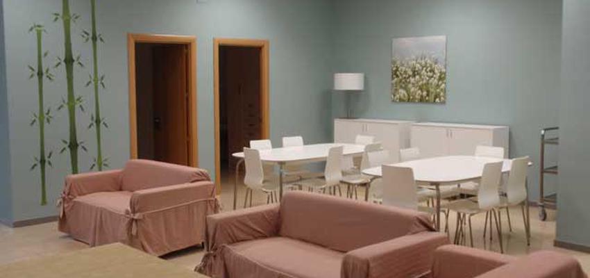 Sala de la TV Estilo eclectico Color azul cielo, rosa, blanco  diseñado por Simón Casas | Arquitecto | Copyright Fundació Hospitalitat