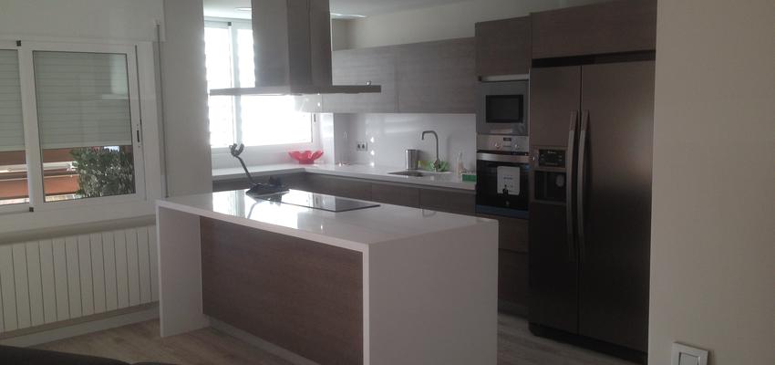 Cocina style moderno color beige, marron, blanco  diseñado por Internni | Interiorista 