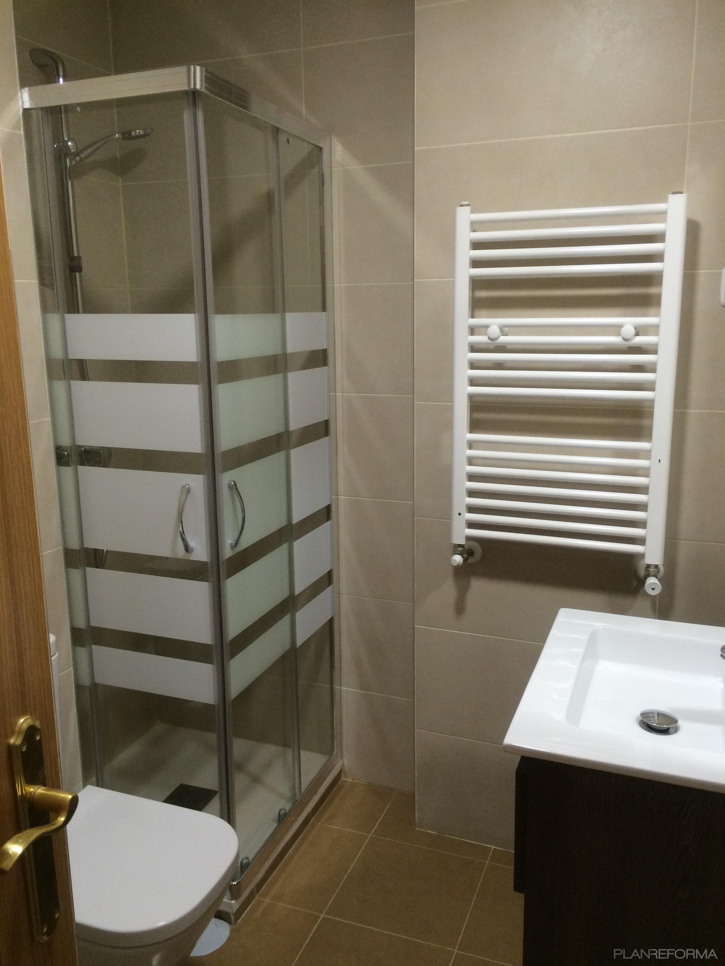 Baño Estilo contemporaneo Color azul cielo, blanco  diseñado por Proyectos SETECH | Gremio | Copyright Foto Propia