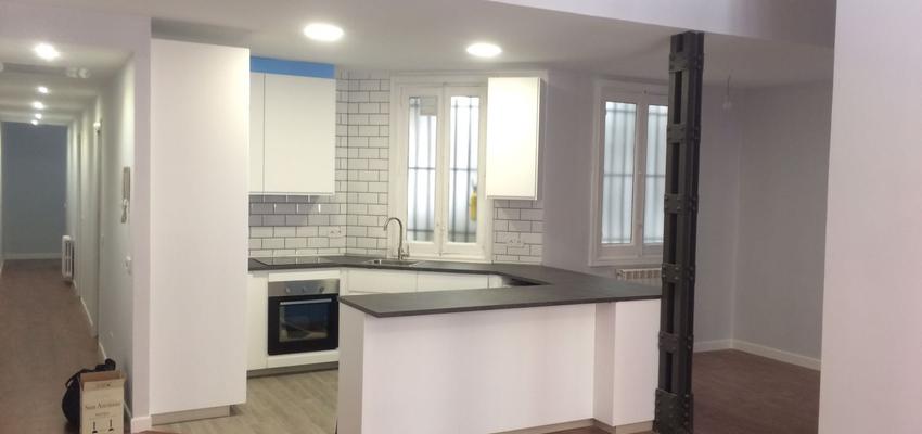 Cocina, Salon Estilo moderno Color blanco, gris, bronce  diseñado por Proyectos SETECH | Gremio 