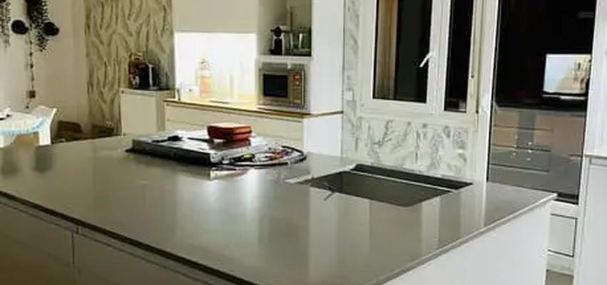 Cocina Estilo moderno Color verde claro, gris, plateado  diseñado por Interiorismo sierra de Madrid - Susana Valdeco | Interiorista 