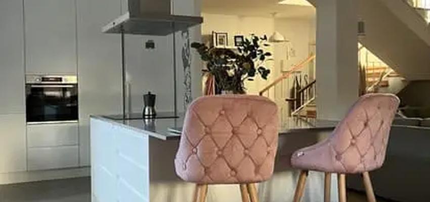Cocina Estilo moderno Color rosa salmon, plateado  diseñado por Interiorismo sierra de Madrid - Susana Valdeco | Interiorista 