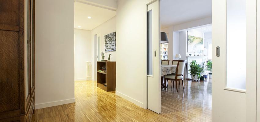 Recibidor Estilo contemporaneo Color marron, marron, blanco  diseñado por Un Dos Trexa Interiorismo | Interiorista | Copyright Lupe Clemente para undostrexa
