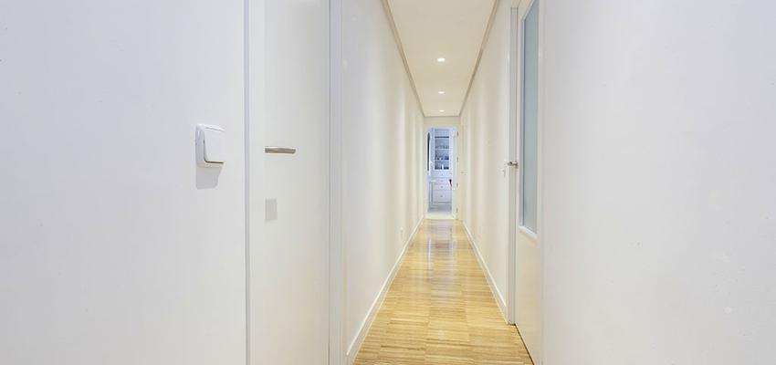 Pasillo Estilo contemporaneo Color beige, gris, plateado  diseñado por Un Dos Trexa Interiorismo | Interiorista | Copyright Lupe Clemente para undostrexa