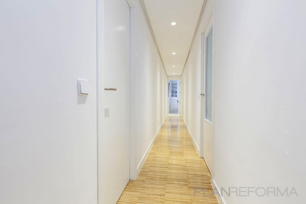 Pasillo Estilo contemporaneo Color beige, gris, plateado  diseñado por Un Dos Trexa Interiorismo | Interiorista | Copyright Lupe Clemente para undostrexa