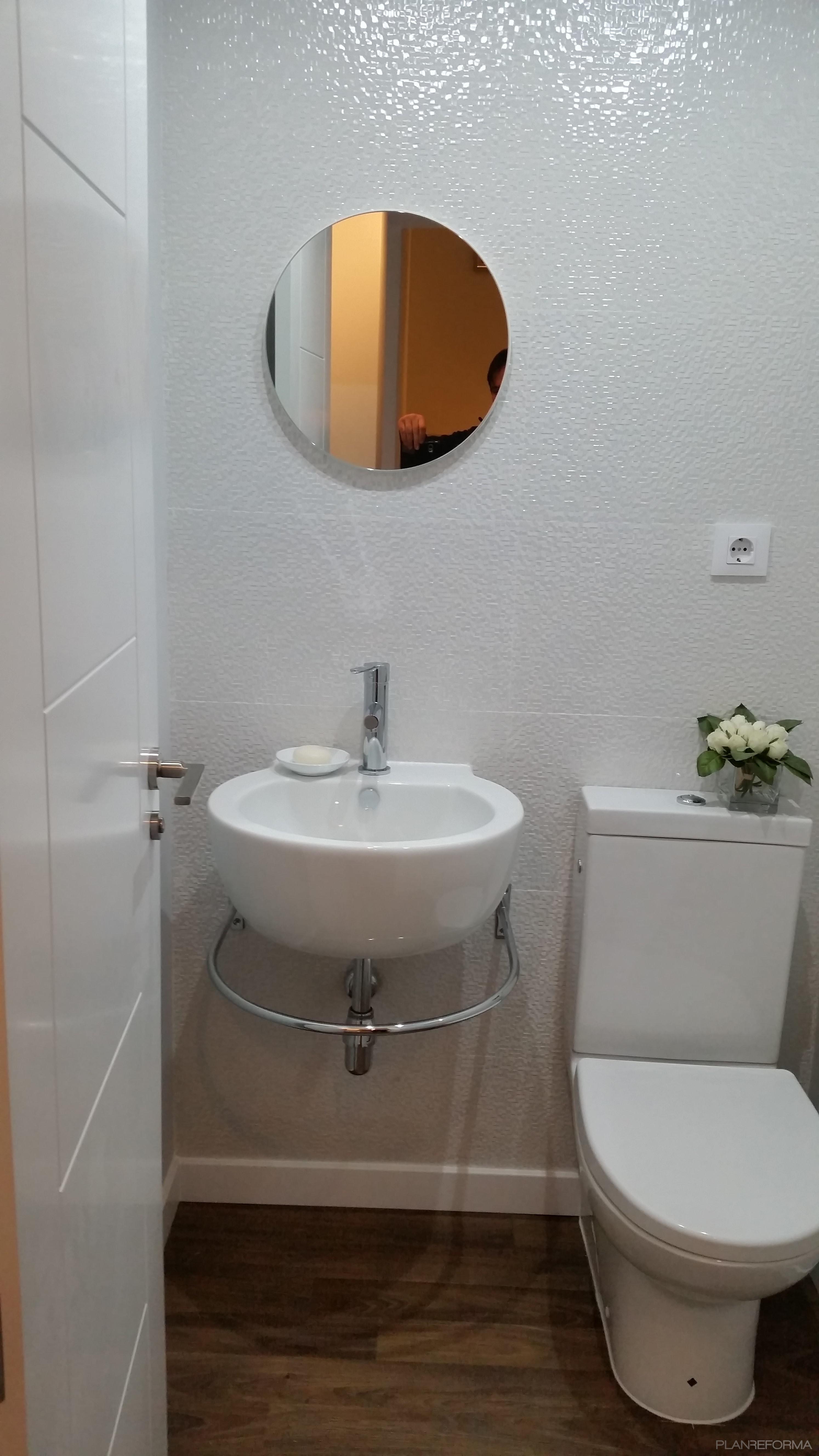 Baño Estilo moderno Color verde  diseñado por Reformar Renovación, S.L | Gremio 