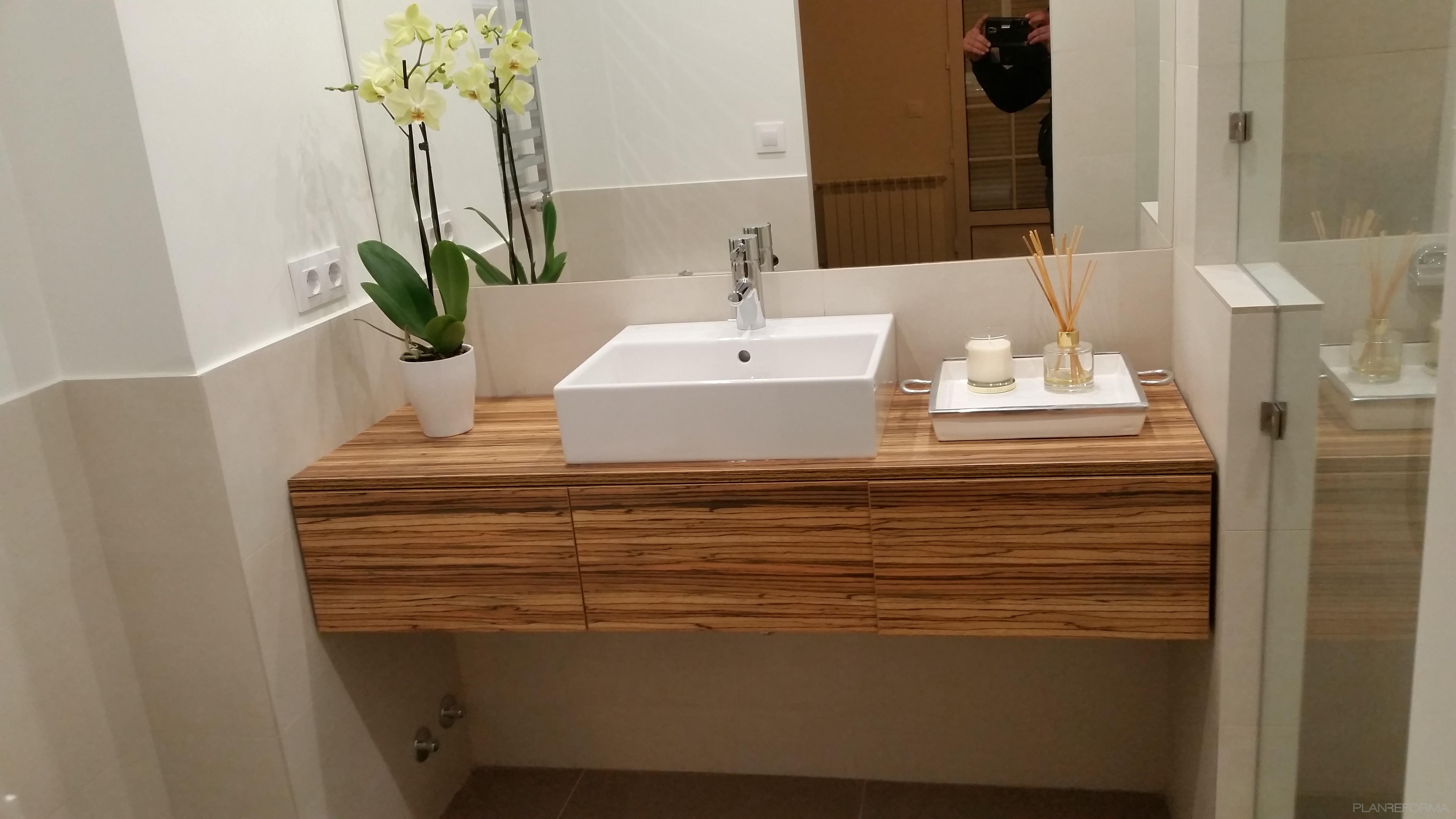 Baño Estilo clasico Color verde  diseñado por Reformar Renovación, S.L | Gremio 