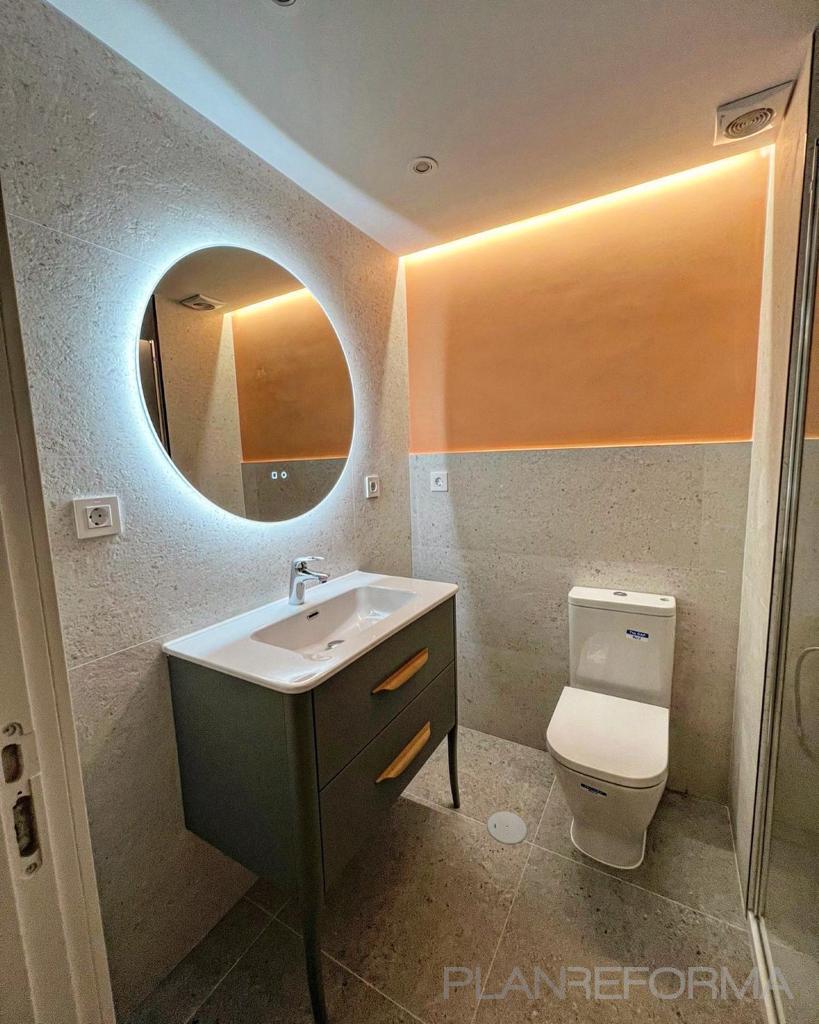 Baño Estilo contemporaneo Color ocre, blanco, gris  diseñado por Reformar Renovación | Reformista, constructor 