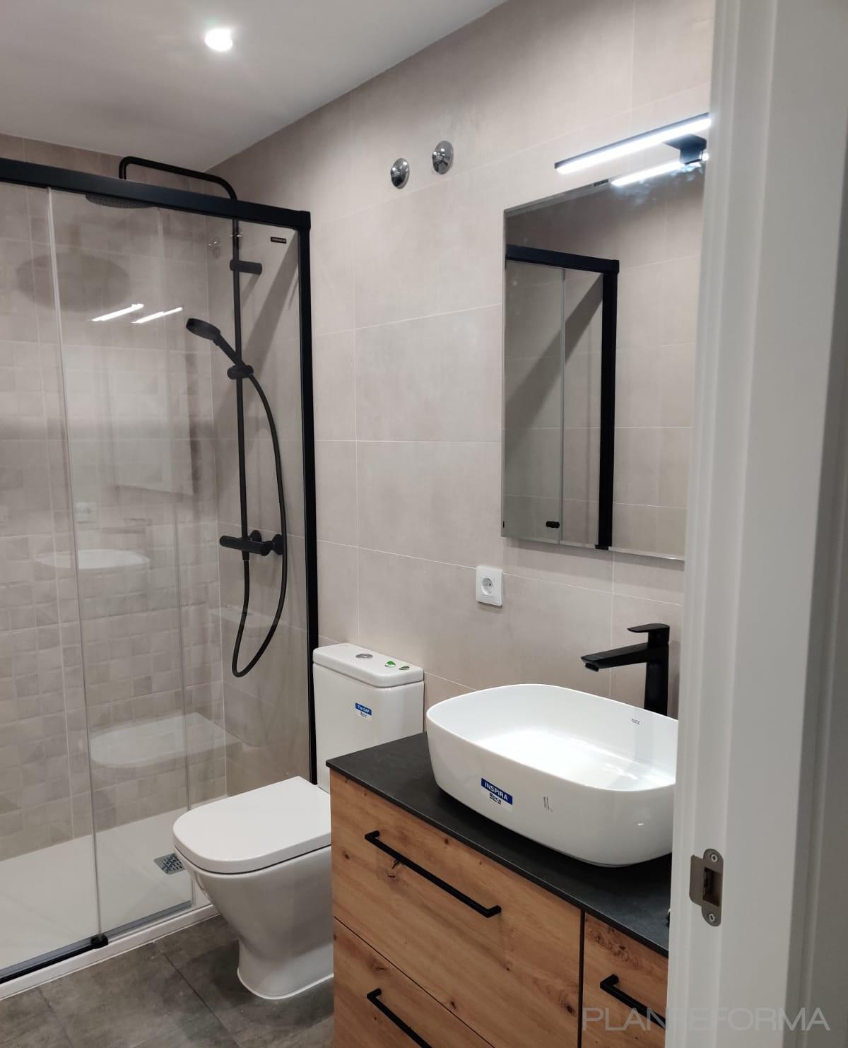 Baño Estilo moderno Color blanco, negro, bronce  diseñado por Reformar Renovación | Reformista, constructor 