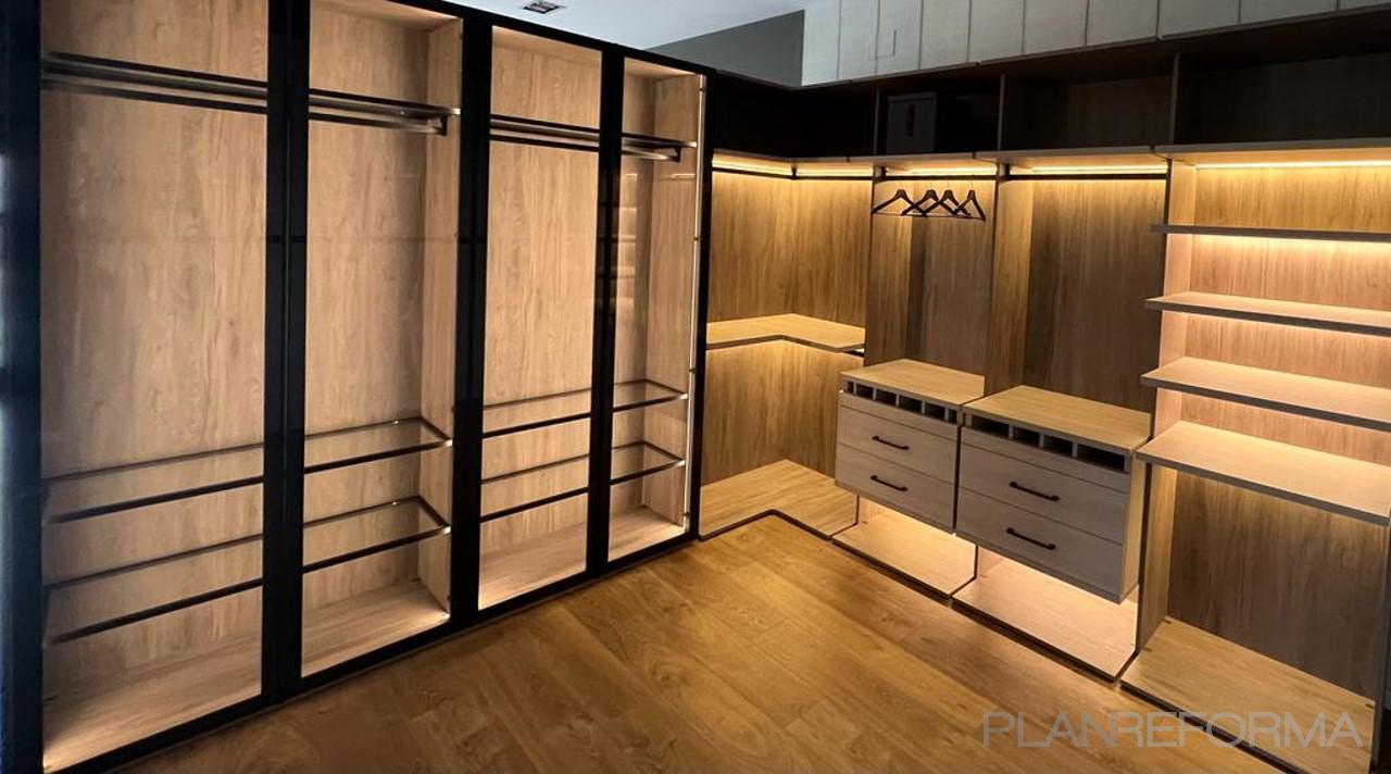 Dormitorio, Vestidor Estilo moderno Color negro, dorado, bronce  diseñado por Reformar Renovación | Reformista, constructor 