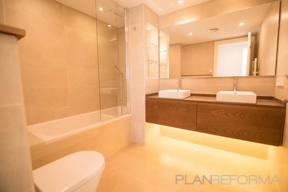 Baño Estilo moderno Color gris