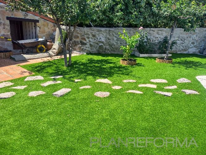 Patio, Exterior, Jardin Estilo clasico Color verde  diseñado por ECOCESTAL,S.L.  especialistas en césped artificial | Paisajista | Copyright propio