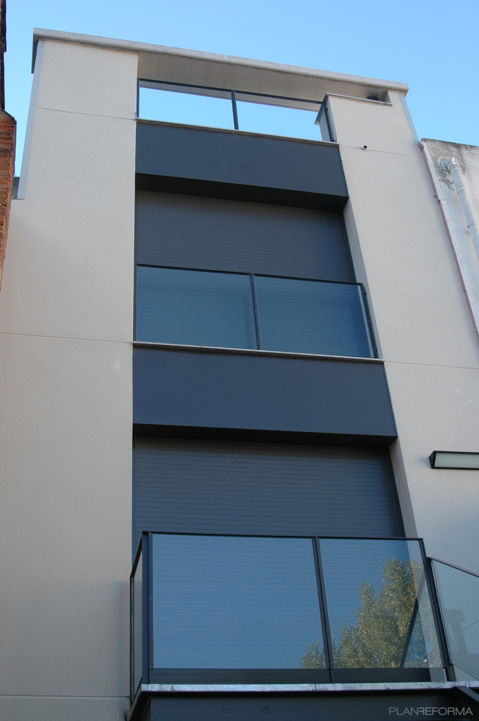 Exterior style moderno color beige, blanco, gris, negro  diseñado por Tilcara Sur  | Arquitecto Técnico 