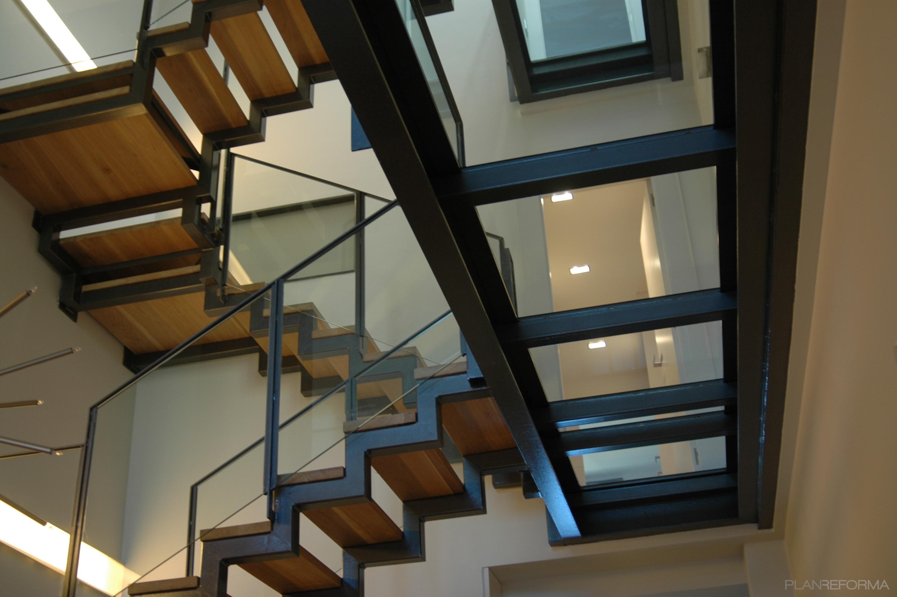 Escalera style moderno color marron, marron, blanco, negro  diseñado por Tilcara Sur  | Arquitecto Técnico 