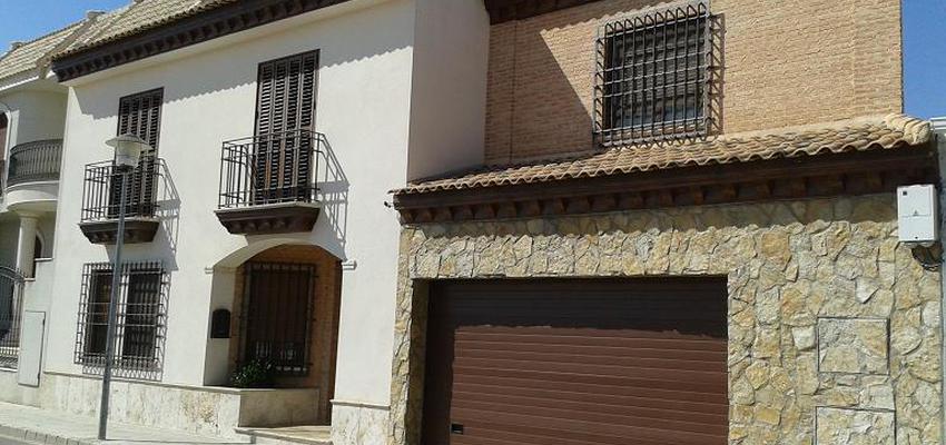 Exterior style rustico color marron, marron, blanco  diseñado por ARKIA METODOS ARQUITECTONICOS | Arquitecto Técnico | Copyright Propiedad