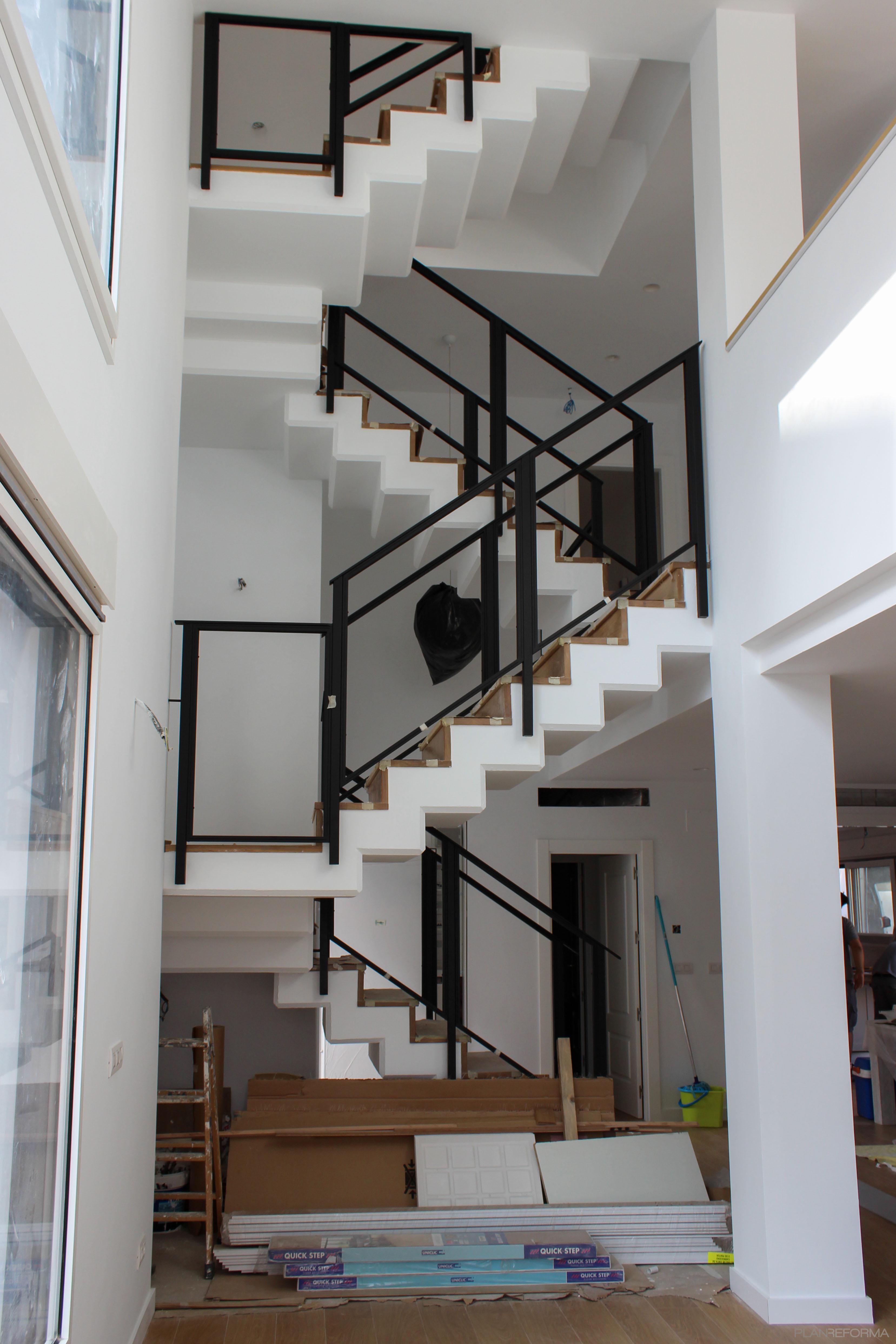 Escalera Estilo contemporaneo Color blanco  diseñado por Carlos Herrero arquitecto | Arquitecto | Copyright Carlos Herrero Recuero arquitecto