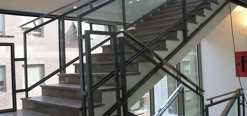 Escalera style moderno color rojo  diseñado por steelcrea | Gremio 