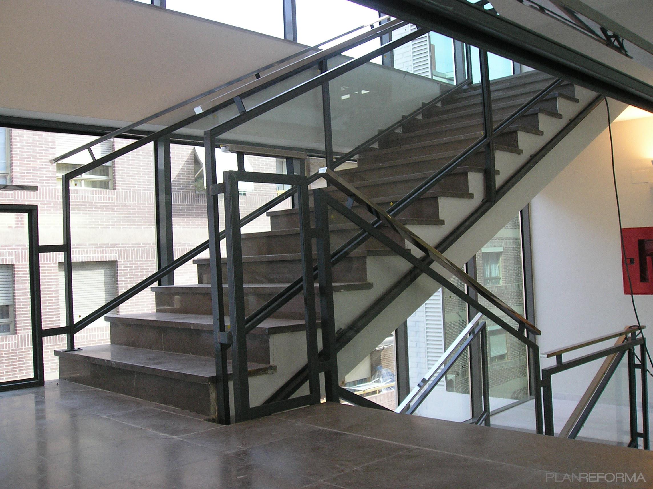 Escalera style moderno color rojo  diseñado por steelcrea | Gremio 