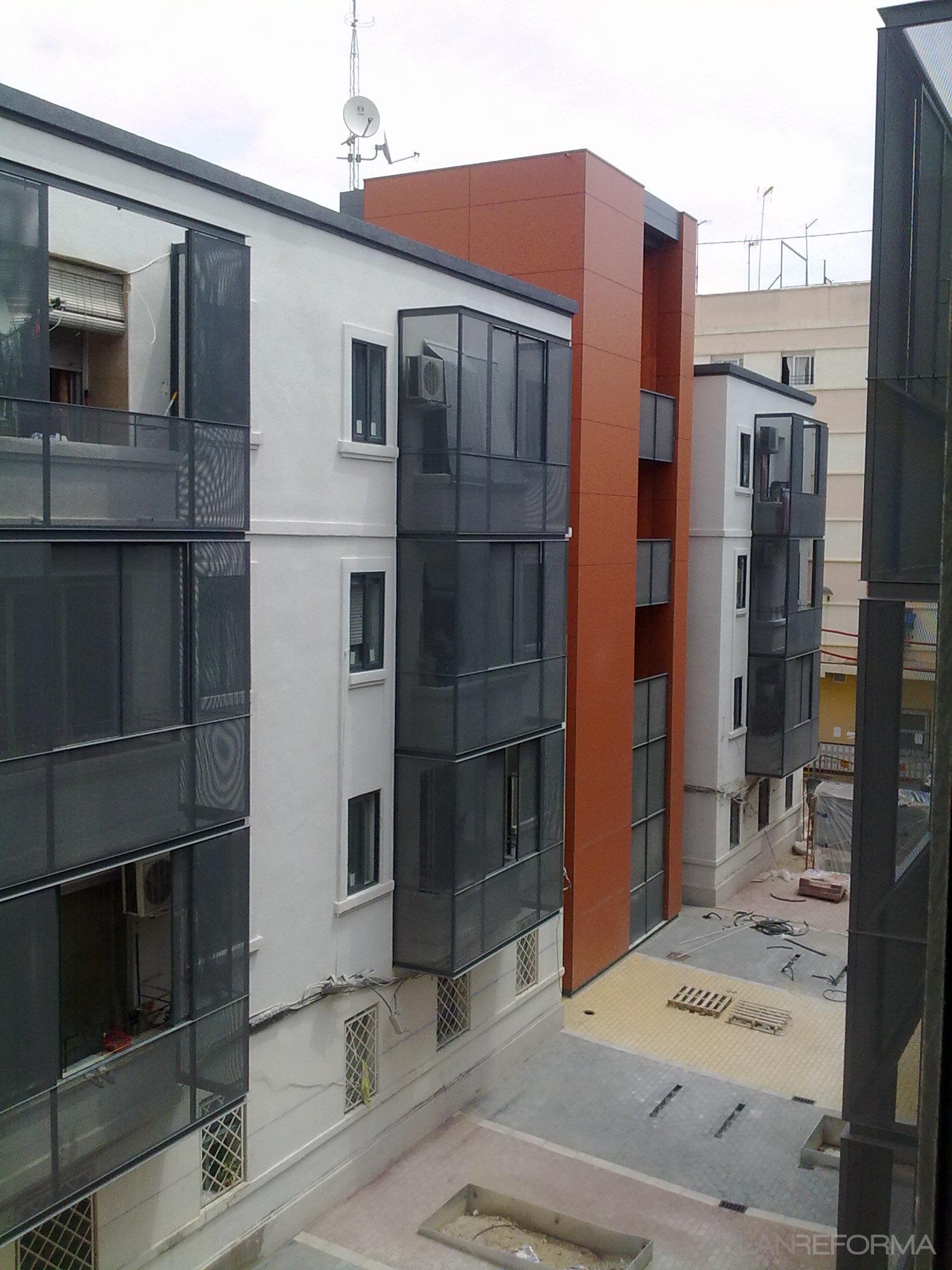 Balcon, Exterior style moderno color rojo  diseñado por steelcrea | Gremio 