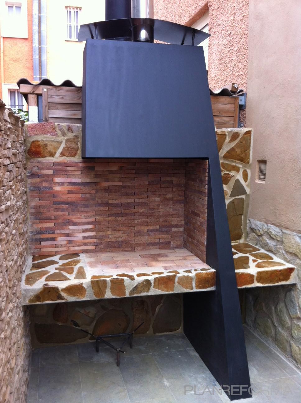 Porche, Exterior, Jardin style moderno color rojo  diseñado por steelcrea | Gremio 